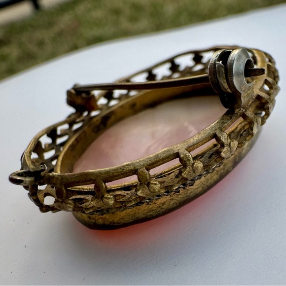 Vintage Cameo Brooch with Gold Trim - Picture 5 of 14